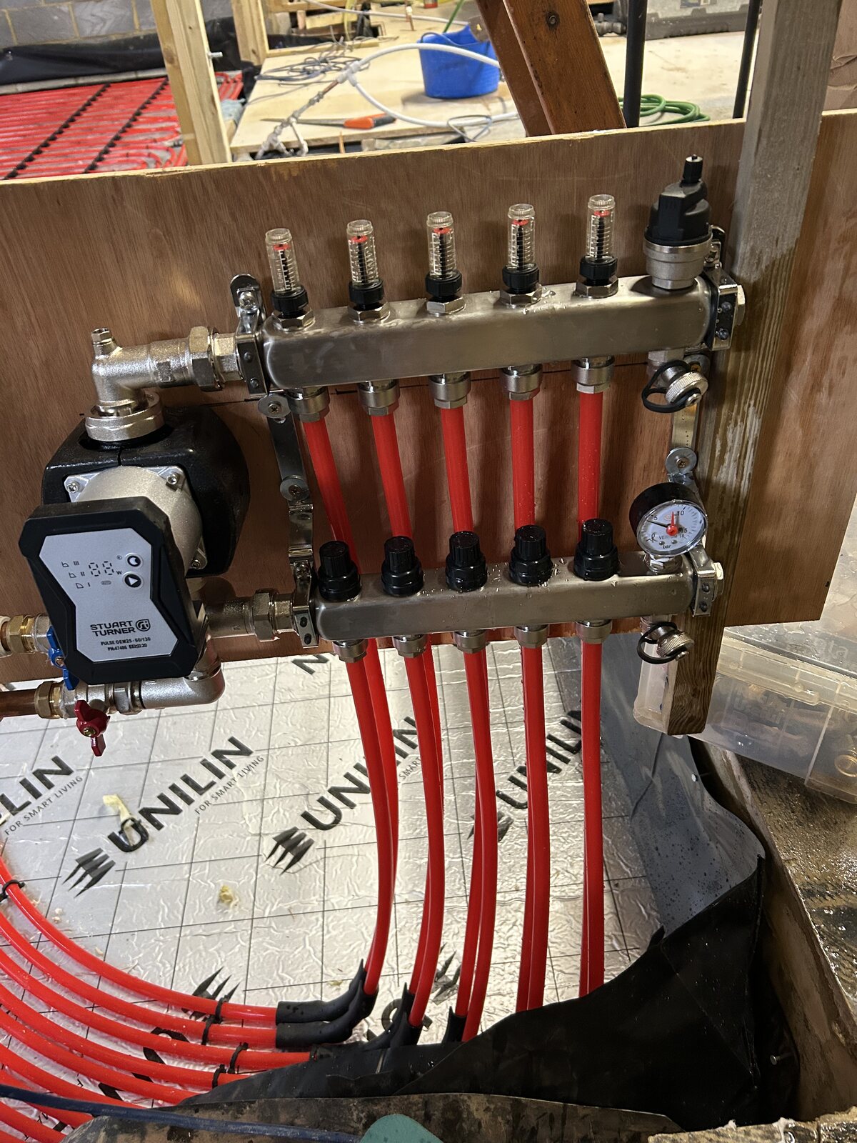 Five-circuit underfloor heating manifold with flow meters and pump set